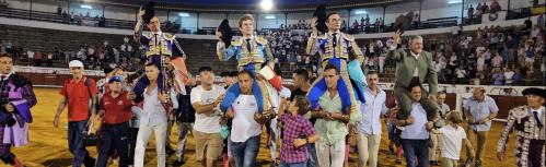 Salida a hombros de terna y mayoral en la corrida del sábado