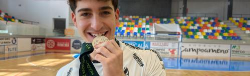 Javi Bule con la medalla de plata como Subcampeón de Europa Sub 19 de fútbol sala