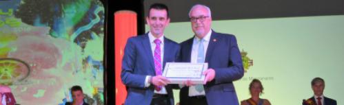 Del Río recibió una placa en agradecimiento de mano del alcalde