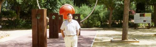 Julián Gómez-Cambronero junto a una de las piezas del Paseo del Sistema Solar del Parque del Polígono