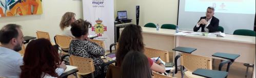 Profesionales de la abogacía en la sesión formativa con el Fiscal de violencia de género en Castilla-La Mancha