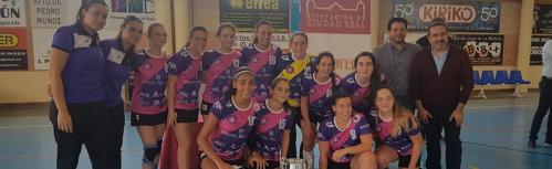 El Handball Femenino posa con el Trofeo Diputación