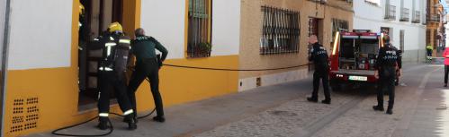 Momento en el que bomberos y fuerzas de seguridad entran en el domicilio