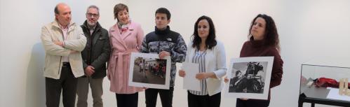 Zúñiga junto a las fotos ganadoras y miembros del jurado