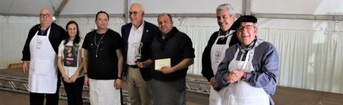 Los ganadores del potaje recibieron el premio de manos del alcalde de Manzanares