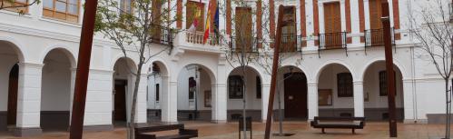 Exterior del Ayuntamiento de Manzanares este lunes 30 de marzo