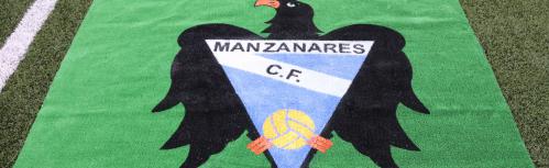 Escudo del Manzanares CF en el césped del José Camacho