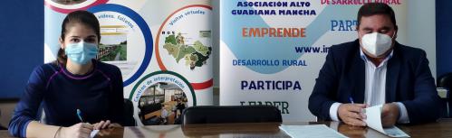 Mercedes Parra y Pedro Antonio Palomo firmando las ayudas otorgadas por Alto Guadiana Mancha