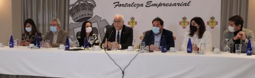 Julián Nieva junto a otros miembros del equipo de gobierno durante el encuentro con la prensa