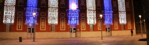 Fachada del Gran Teatro con su iluminación navideña