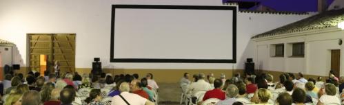 Cine de verano en el corral del centro cultural 'Ciega de Manzanares'