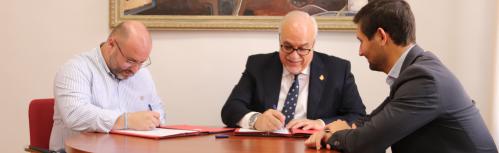 Firma del convenio con el presidente del Manzanares FS