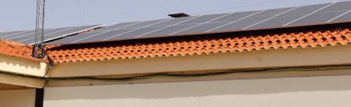 Envolventes y placas solares instalados en el centro ocupacional