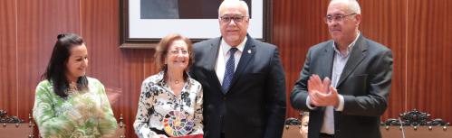 Manoli Carrión recibe el premio de manos del alcalde