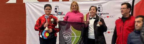 Pilar Peralta en el podio del campeonato de Castilla-La Mancha de tiro con arco en sala 2023