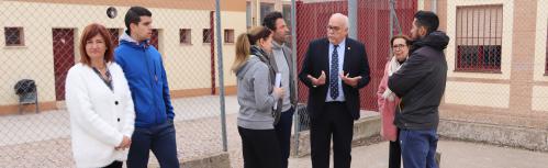 Julián Nieva e Isabel Quintanilla visita las pista polideportiva del instituto junto a profesorado y al director del centro
