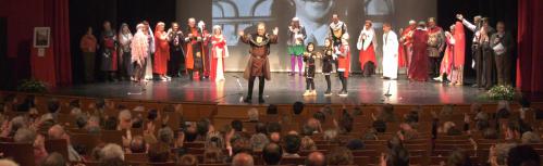 El director de la compañía Bendito Cariñena recibe el aplauso del público que llenó el Gran Teatro