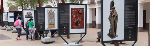Paneles con la exposición Museorum en la plaza