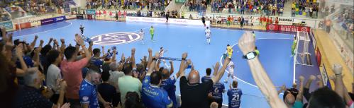 Celebración en la grada del primer gol del Manzanares