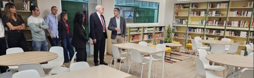 Visita del alcalde y concejala de Educación a la nueva biblioteca