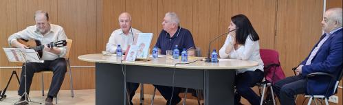 Gallego Ripoll durante el acto de presentación en la biblioteca municipal