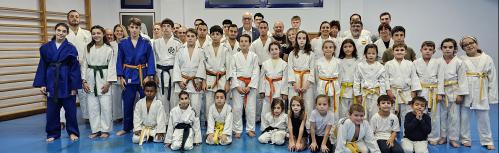 Foto conjunta con el alumnado del club de Judo
