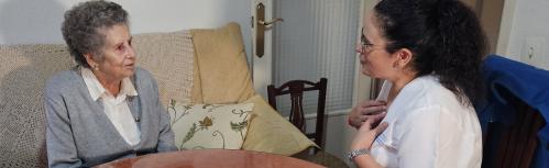 Mercedes García con la auxiliar Teresa Torres