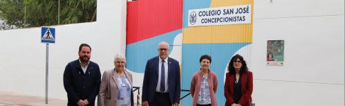 Visita del Ayuntamiento al colegio San José por las obras del muro