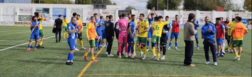 Saludo final de los jugadores tras la victoria ante el Atlético Tomelloso