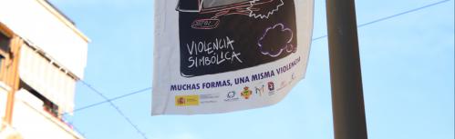 Una de las bandeloras instaladas en la calle Toledo