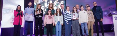 El presidente regional junto a representantes del colegio manzanareño