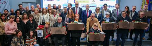 Foto conjunta con las familias tras recoger los restos exhumados en el cementerio