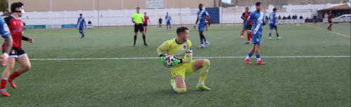 Fran Ucendo atajando un balón