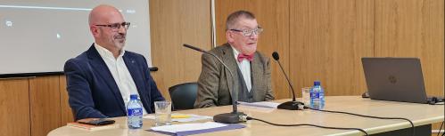 Intervención del poeta en el acto junto a Manuel Crescencio