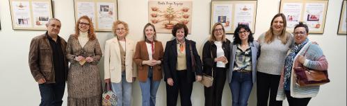 Algunas premiadas junto a autoridades y representantes del Centro y del Consejo Local de la Mujer