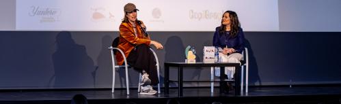 Mabel Lozano junto a Irene Ruiz durante la presentación de su novela en la Escuela de Ciudadanía