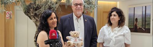 El osito Josito va incluido en el kit bebé presentado por el Ayuntamiento de Manzanares
