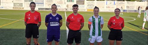 Saludo del trío arbitral y las capitanas del Alba y del Córdoba