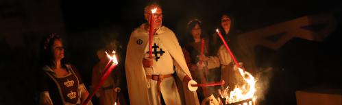 El Comendador enciende la antorcha al inicio de la procesión que abrió las Jornadas