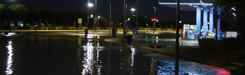 Operarios municipales intervienen en la zona trasera del barrio Nuevo Manzanares