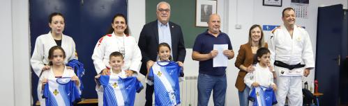 Entrega de mochilas y camisetas a alumnado de la escuela de judo