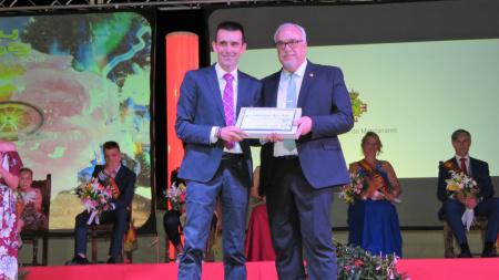 Del Río recibió una placa en agradecimiento de mano del alcalde