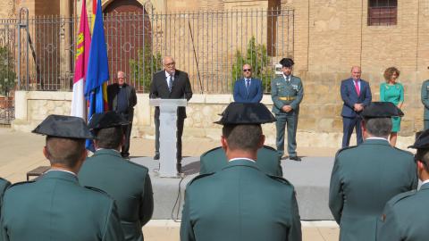 Julián Nieva se dirige a la Guardia Civil de Manzanares en la plaza de la Constitución