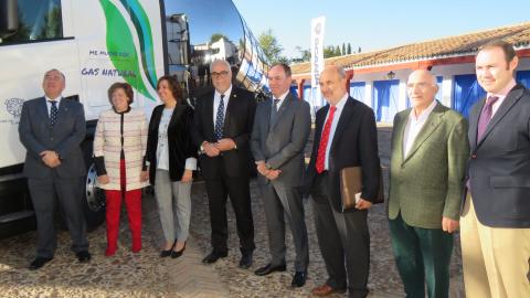 Las autoridades y responsables de Scania junto a un vehículo con carburante GNL