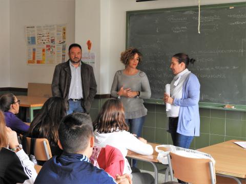 Labián y López de Pablo junto a la educadora municipal en los institutos