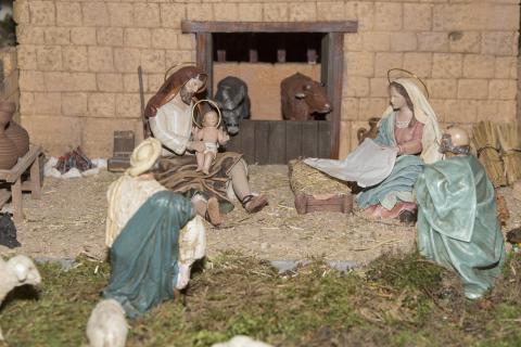 Imagen del portal de Belén con el Niño Jesús en brazos de San José