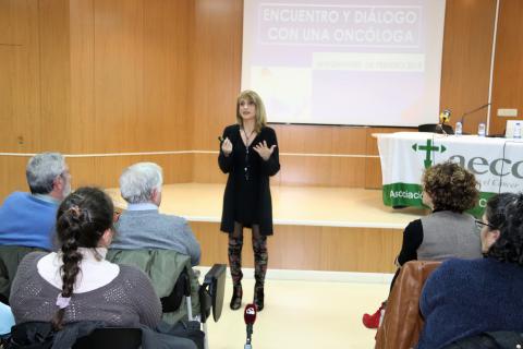 Doctora  Suárez durante la charla celebrada en la biblioteca municipal
