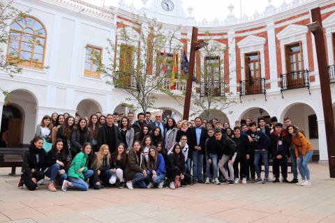 Foto conjunta ante el Ayuntamiento de Manzanares