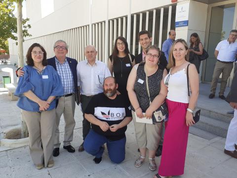 Participantes de la Lanzadera de  Empleo de Manzanares junto a los concejales Manuel José Palacios y Cándido Jorge Sevilla
