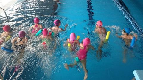 Cursos de natación infantil en la piscina climatizada